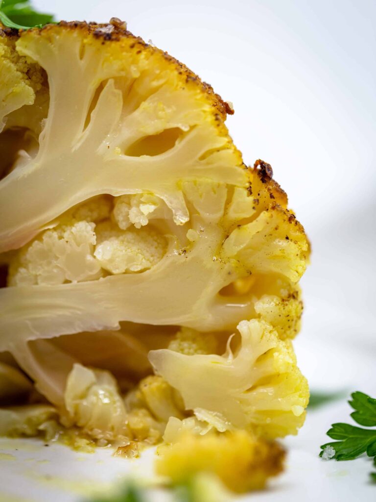 Chou Fleur rôti entier au four avec une Sauce au Tahini (Vegan et Sans Gluten).
Temps de préparation super rapide !