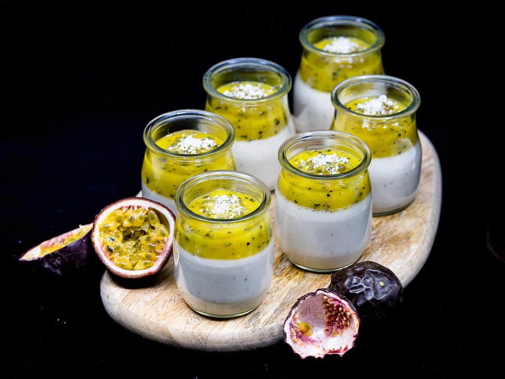 Une recette de panna cottas végétaliennes à la noix de coco et aux fruits de la passion !
Vegan et Sans Gluten