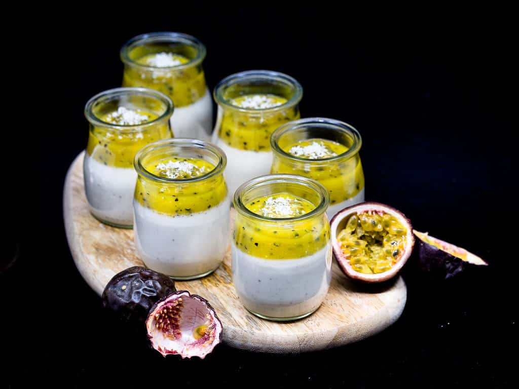 Une recette de panna cottas végétaliennes à la noix de coco et aux fruits de la passion !
Vegan et Sans Gluten