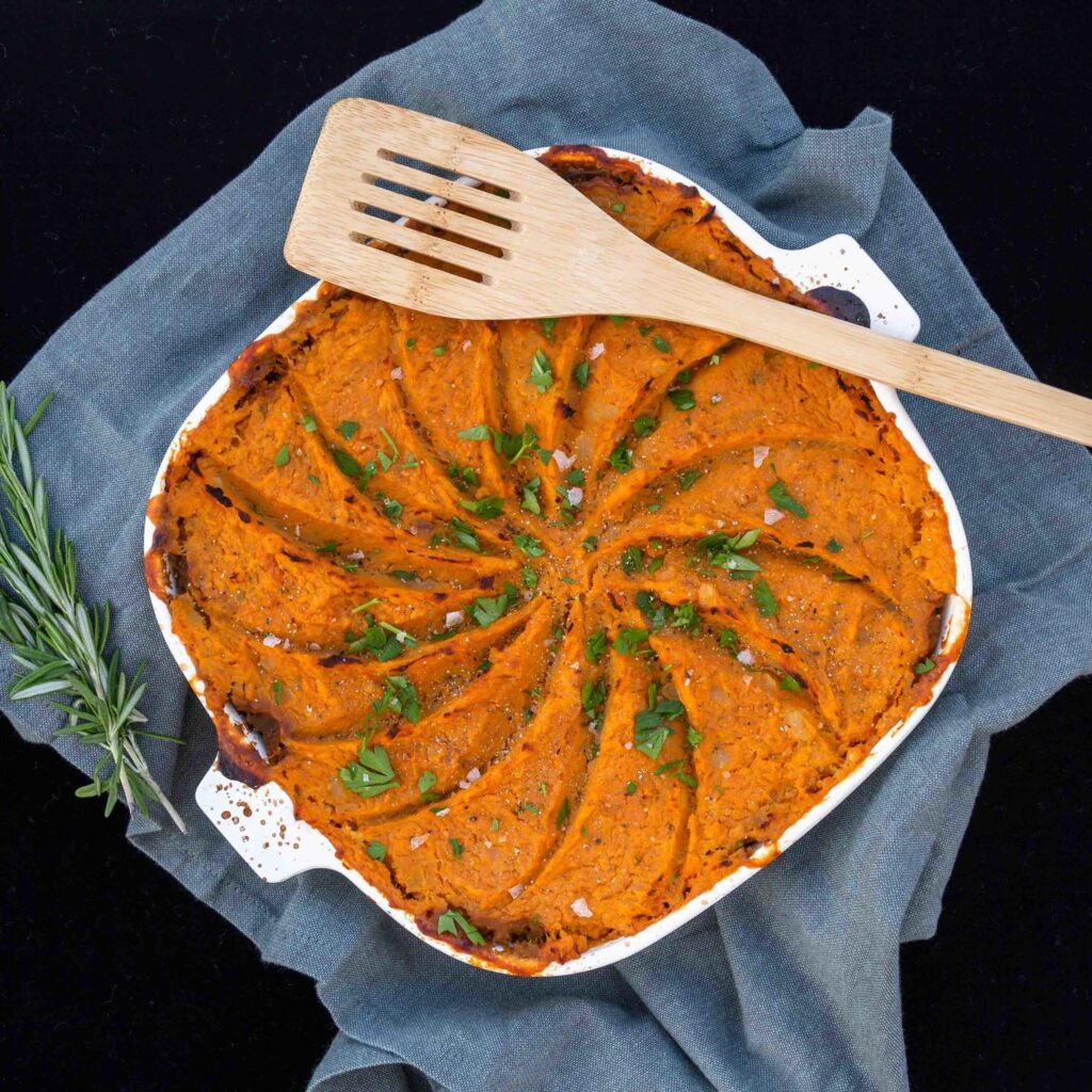Une recette de hachis parmentier vegan et sans gluten avec des lentilles et une purée de patate douce ! 
Recette végétarienne, idéale pour les enfants !