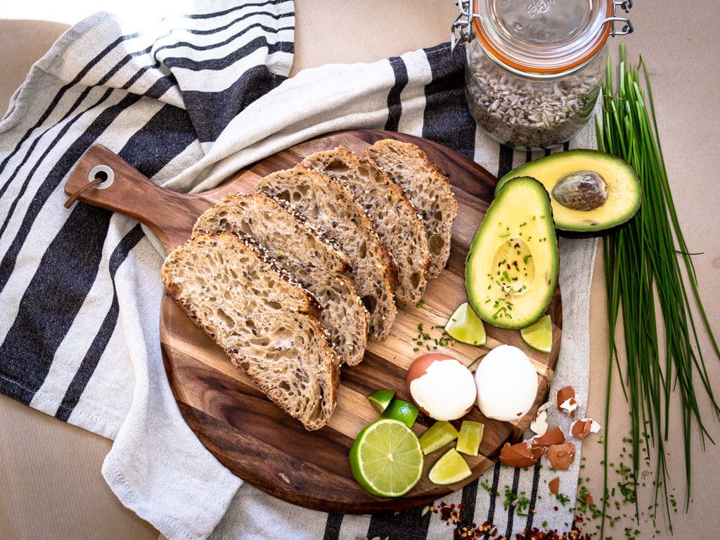 Une recette super simple et rapide pour faire des tartines d'avocats et œufs mollets ! Ces toasts végétariens sont parfaits pour un brunch ou un repas rapide :)