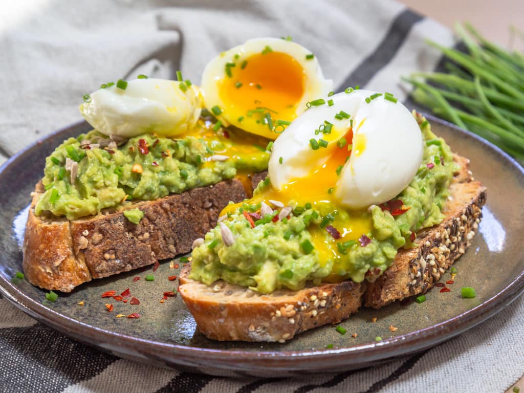 Une recette super simple et rapide pour faire des tartines d'avocats et œufs mollets ! Ces toasts végétariens sont parfaits pour un brunch ou un repas rapide :)