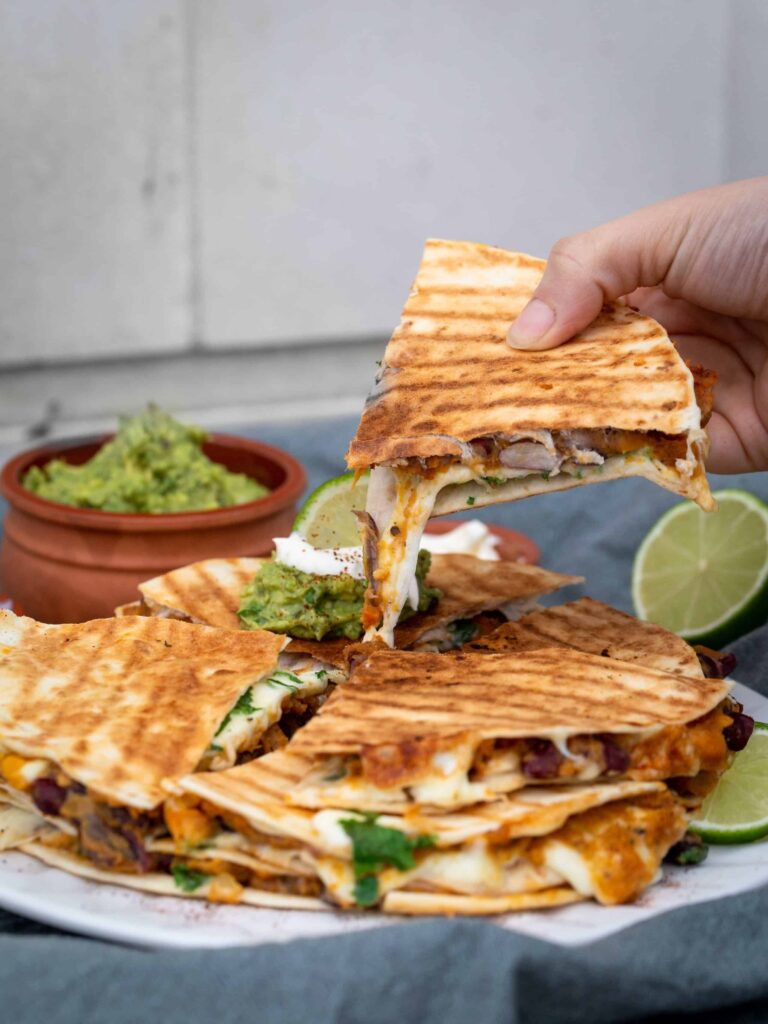 Une recette de quesadillas végétariennes et sans gluten, avec des tortillas de maïs, de la patate douce et de la mozzarella !
Que du bonheur !