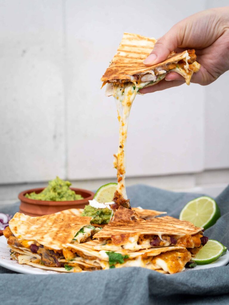 Une recette de quesadillas végétariennes et sans gluten, avec des tortillas de maïs, de la patate douce et de la mozzarella !
Que du bonheur !