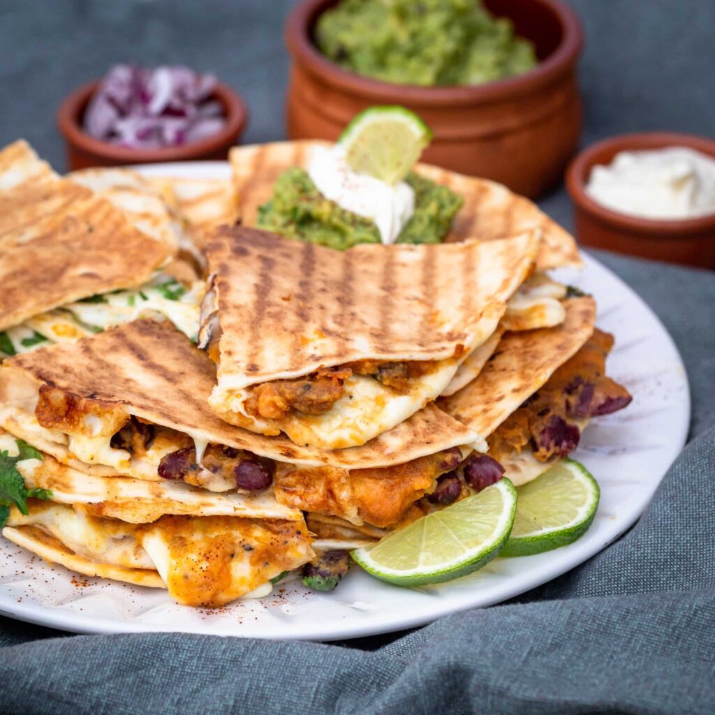 Une recette de quesadillas végétariennes et sans gluten, avec des tortillas de maïs, de la patate douce et de la mozzarella !
Que du bonheur !