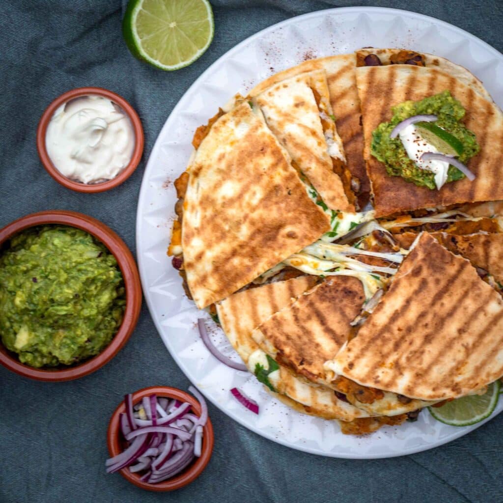 Une recette de quesadillas végétariennes et sans gluten, avec des tortillas de maïs, de la patate douce et de la mozzarella !
Que du bonheur !