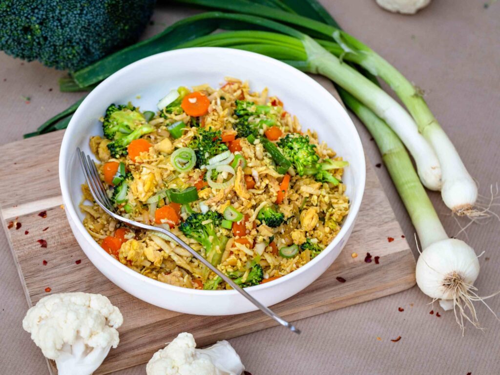 Une recette de riz sauté aux petits légumes, sauf qu'il n'y a pas un seul grain de riz, mais du chou fleur à la place !
Recette vegan, végétalienne, sans gluten, végétarienne
