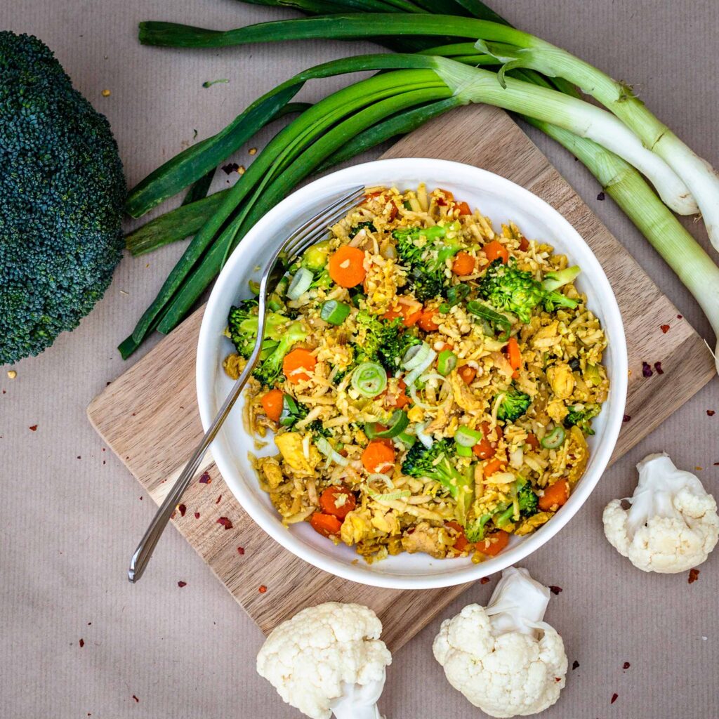 Une recette de riz sauté aux petits légumes, sauf qu'il n'y a pas un seul grain de riz, mais du chou fleur à la place !
Recette vegan, végétalienne, sans gluten, végétarienne