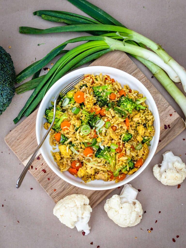 Une recette de riz sauté aux petits légumes, sauf qu'il n'y a pas un seul grain de riz, mais du chou fleur à la place !
Recette vegan, végétalienne, sans gluten, végétarienne