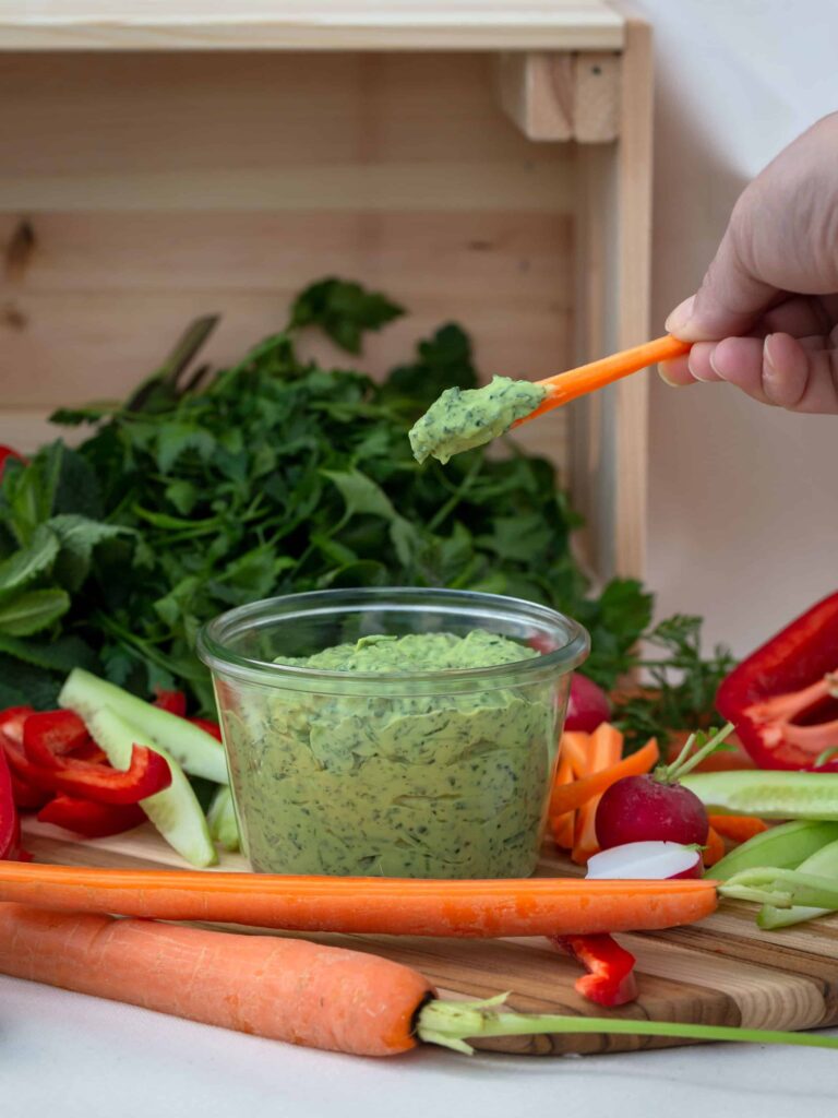 Recette de Green Goddess ! Un assaisonnement à base d'avocats et d'herbes fraîches.
Recette végétarienne, ou même végétalienne, sans gluten.