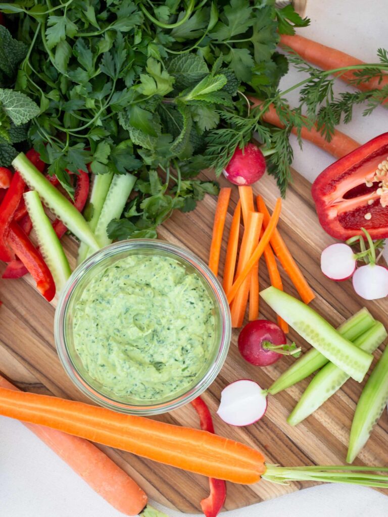 Recette de Green Goddess ! Un assaisonnement à base d'avocats et d'herbes fraîches.
Recette végétarienne, ou même végétalienne, sans gluten.