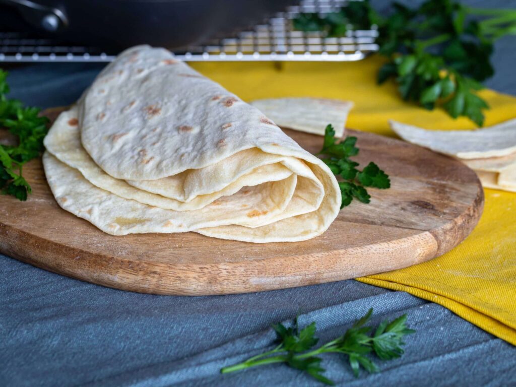 Recette pour faire ses propres pains pitas maison, à la grecque, avec seulement 4 ingrédients ! Pétrissage rapide à la main !
Recette végétalienne et végétarienne