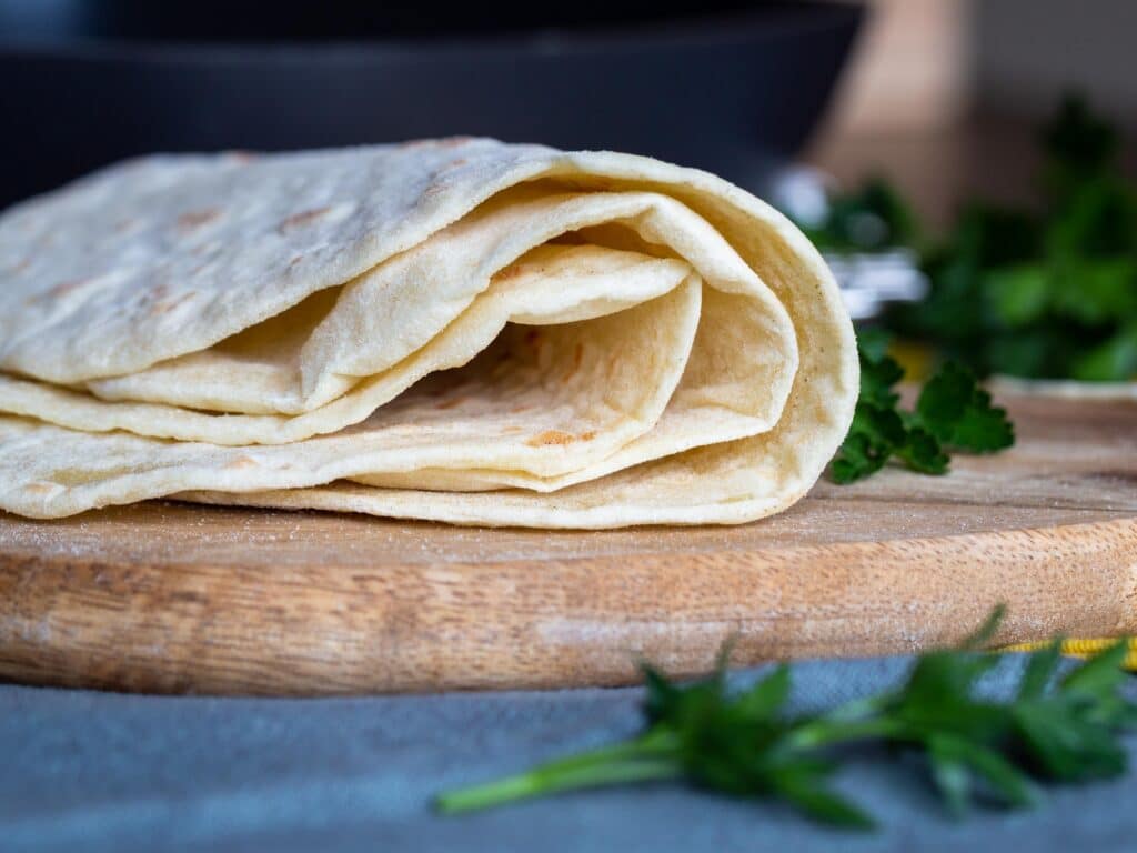 Recette pour faire ses propres pains pitas maison, à la grecque, avec seulement 4 ingrédients ! Pétrissage rapide à la main !
Recette végétalienne et végétarienne