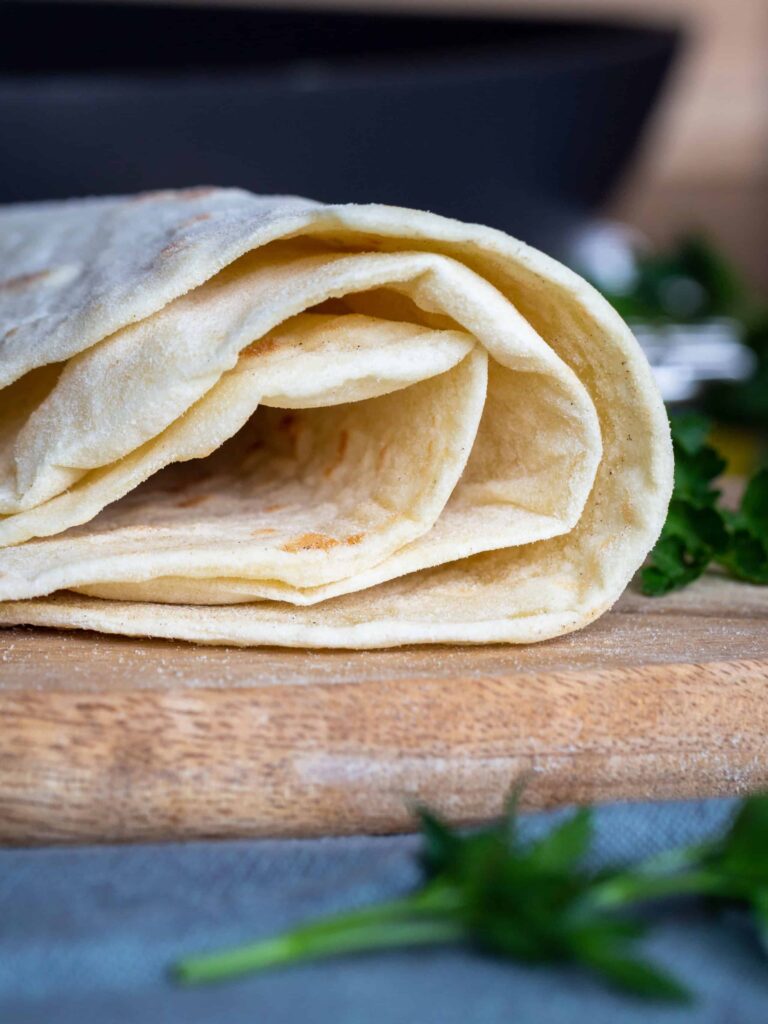 Recette pour faire ses propres pains pitas maison, à la grecque, avec seulement 4 ingrédients ! Pétrissage rapide à la main !
Recette végétalienne et végétarienne