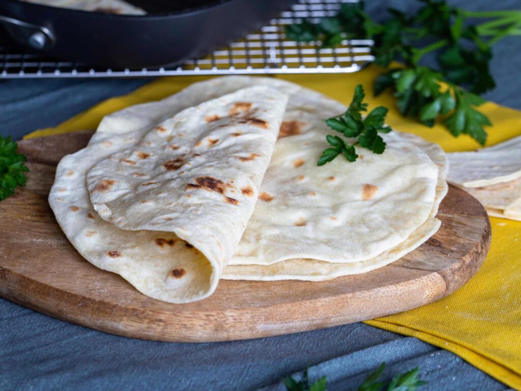 Recette pour faire ses propres pains pitas maison, à la grecque, avec seulement 4 ingrédients ! Pétrissage rapide à la main !
Recette végétalienne et végétarienne