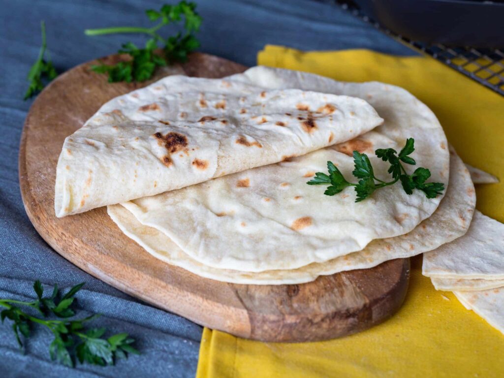 Recette pour faire ses propres pains pitas maison, à la grecque, avec seulement 4 ingrédients ! Pétrissage rapide à la main !
Recette végétalienne et végétarienne