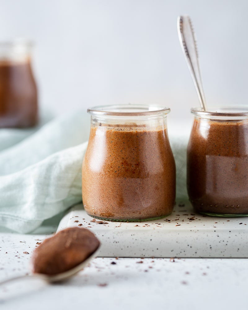 Une recette de Mousses au Chocolat Véganes, sans œufs, à l'aquafaba (eau de cuisson des pois chiches), hyper rapide à réaliser.