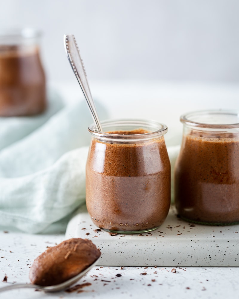Une recette de Mousses au Chocolat Véganes, sans œufs, à l'aquafaba (eau de cuisson des pois chiches), hyper rapide à réaliser.
