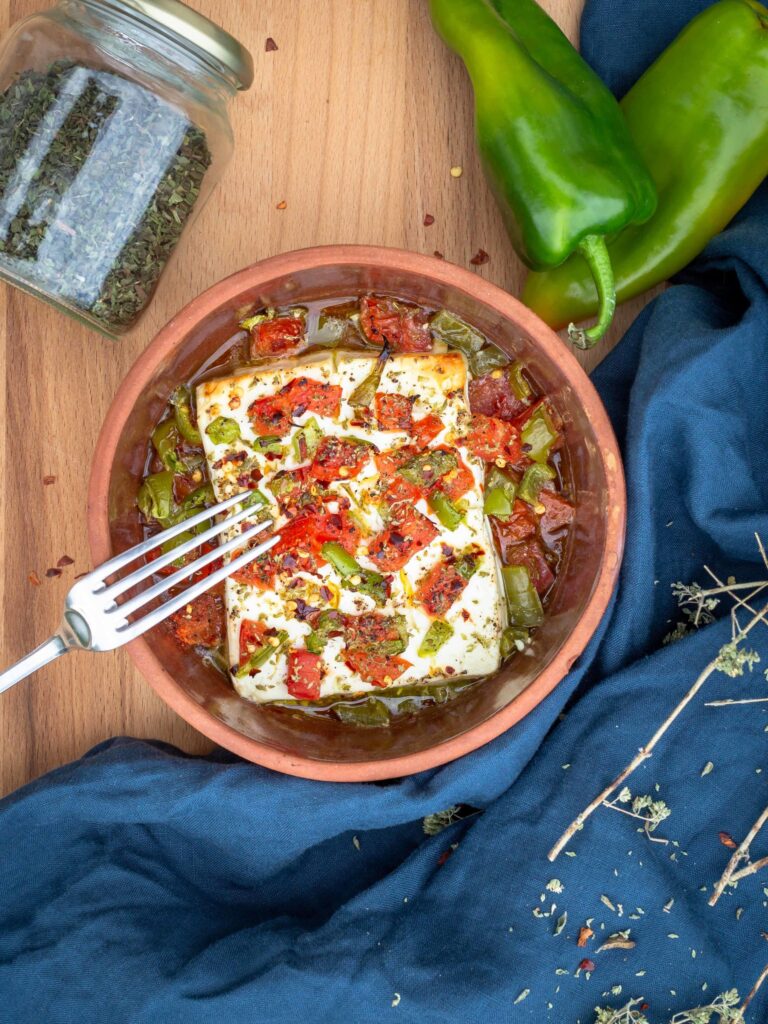 Recette de fêta grillée au four à la grecque, avec des petits légumes et une pointe de piment !
Recette végétarienne et sans gluten