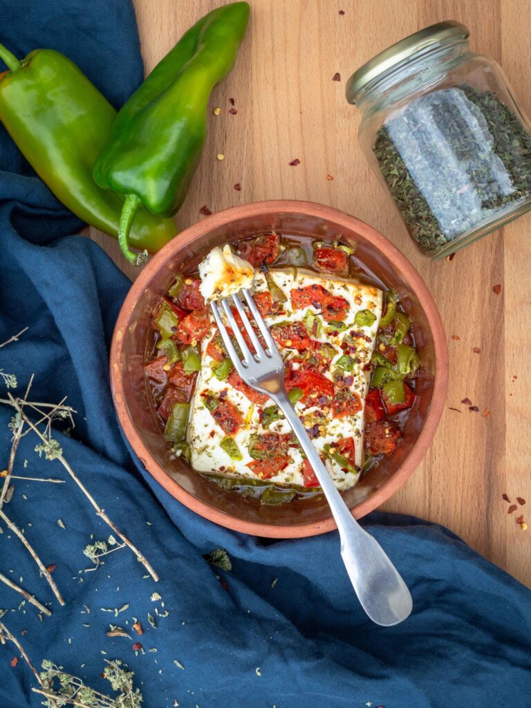 Recette de fêta grillée au four à la grecque, avec des petits légumes et une pointe de piment !
Recette végétarienne et sans gluten