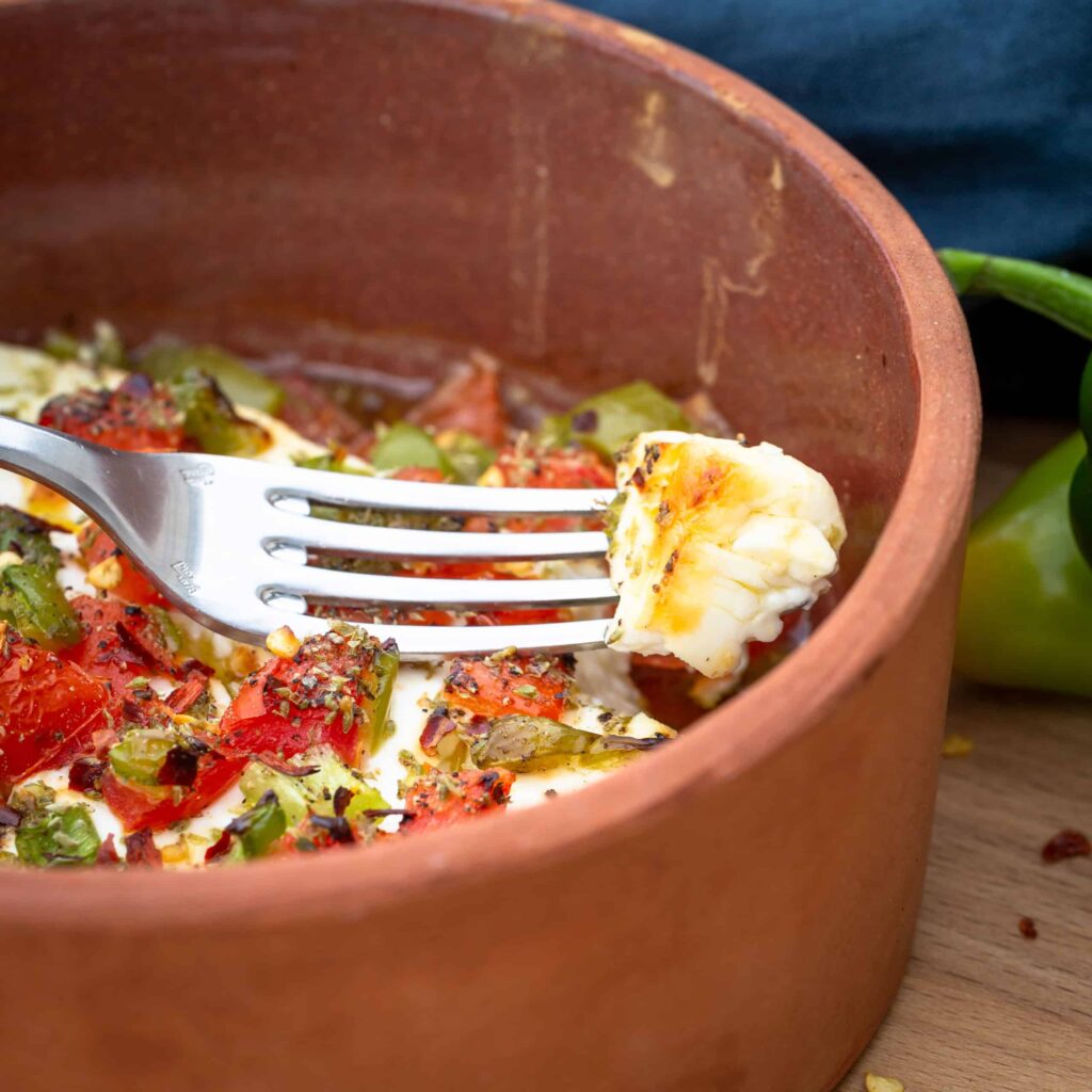 Recette de fêta grillée au four à la grecque, avec des petits légumes et une pointe de piment !
Recette végétarienne et sans gluten