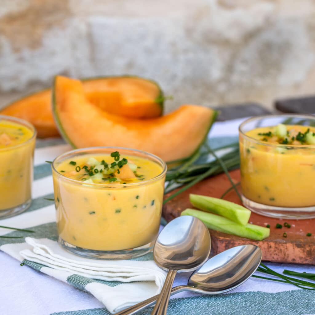 Recette de soupe froide au melon et à la ciboulette, façon gaspacho.
Vegan, végétarien, sans gluten !