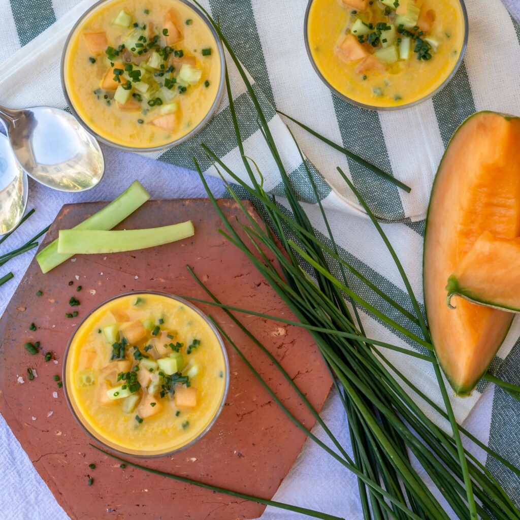 Recette de soupe froide au melon et à la ciboulette, façon gaspacho.
Vegan, végétarien, sans gluten !