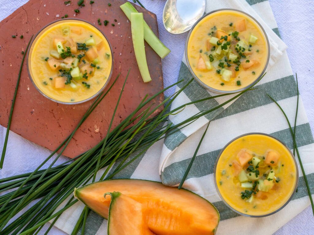 Recette de soupe froide au melon et à la ciboulette, façon gaspacho.
Vegan, végétarien, sans gluten !