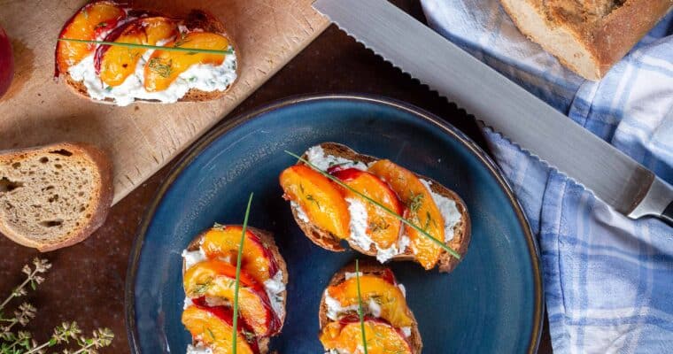 Tartines Pêche Rôtie et Chèvre Frais