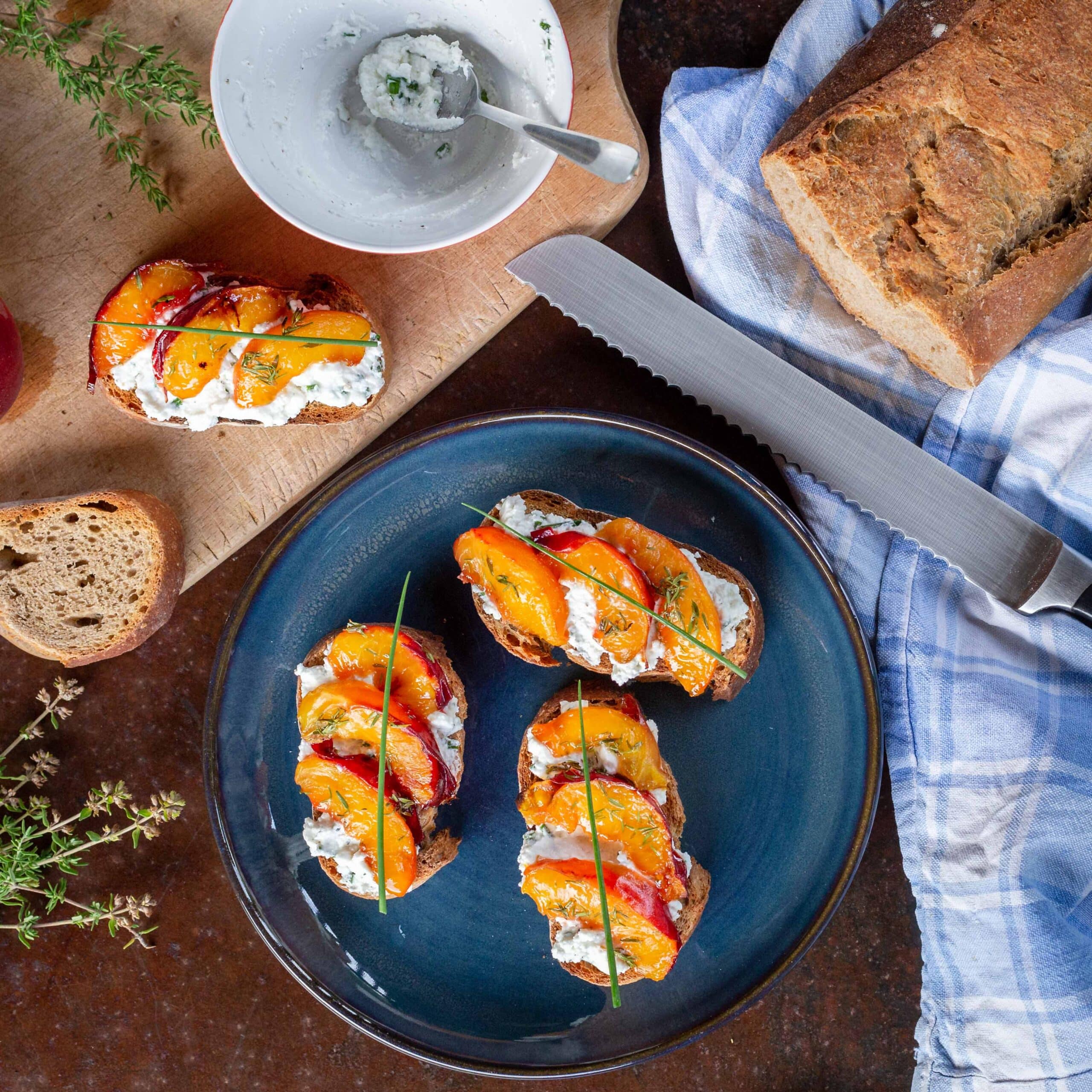 Tartines Pêche Rôtie et Chèvre Frais