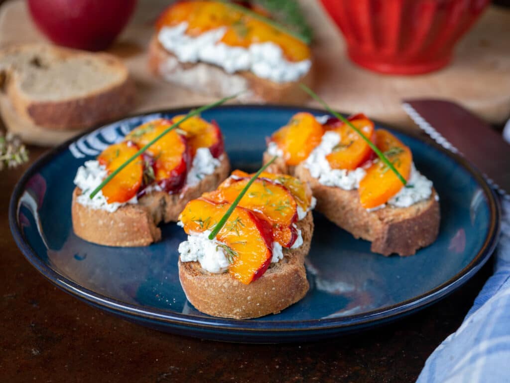 Recette de tartines au chèvre frais et pêches rôties au miel ! Idéales pour un apéro végétarien et super rapide à faire !
