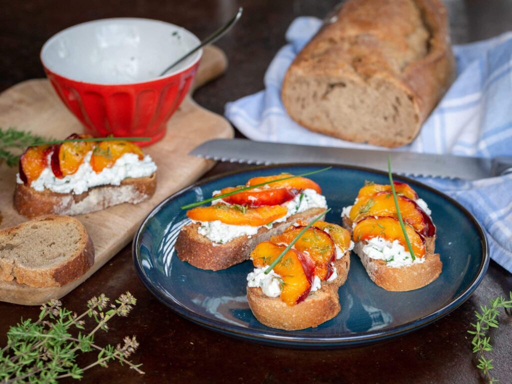 Recette de tartines au chèvre frais et pêches rôties au miel ! Idéales pour un apéro végétarien et super rapide à faire !