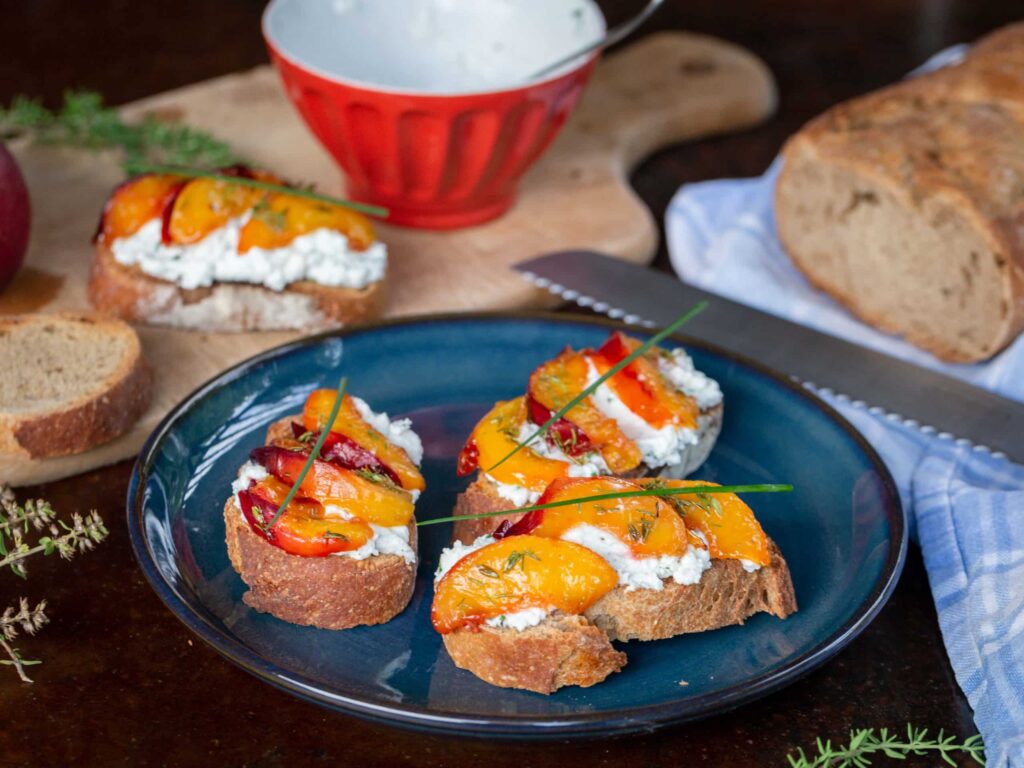 Recette de tartines au chèvre frais et pêches rôties au miel ! Idéales pour un apéro végétarien et super rapide à faire !