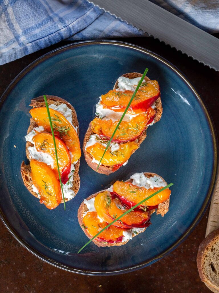 Recette de tartines au chèvre frais et pêches rôties au miel ! Idéales pour un apéro végétarien et super rapide à faire !