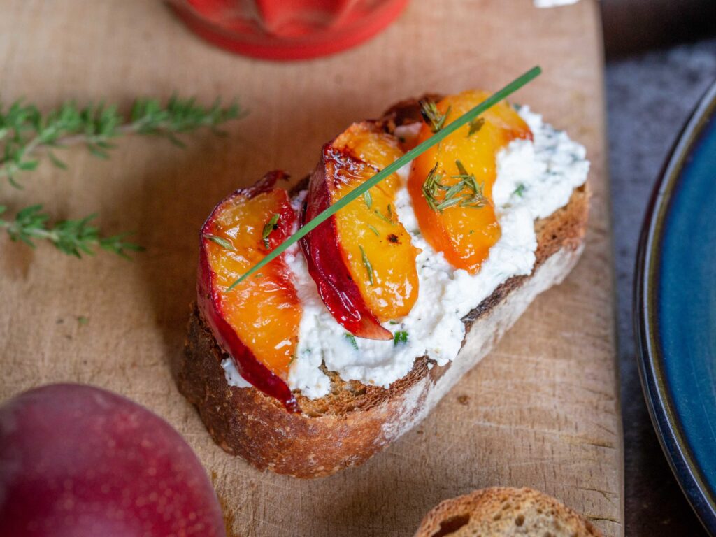 Recette de tartines au chèvre frais et pêches rôties au miel ! Idéales pour un apéro végétarien et super rapide à faire !