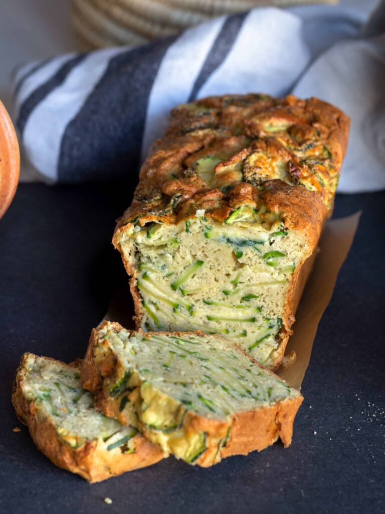 Une recette de cake à la courgette et au cumin, délicieusement moelleux et sans gluten, avec de la farine de pois chiche.
Recette végétarienne.