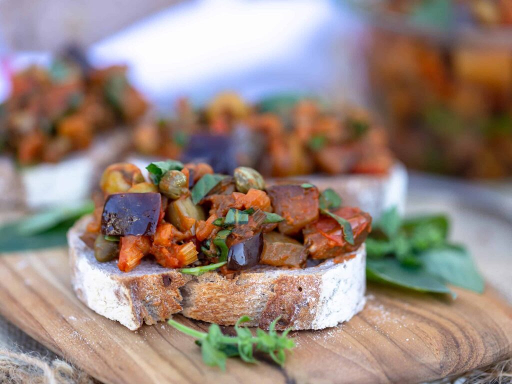 Une recette de Caponata, avec des aubergines, des câpres, des olives et du vinaigre ! La Caponata est un plat typique de Sicile, idéal pour un apéro sans gluten et végétalien.
Recette végétarienne, vegan.
