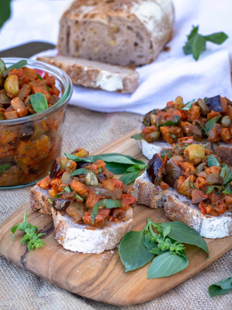 Une recette de Caponata, avec des aubergines, des câpres, des olives et du vinaigre ! La Caponata est un plat typique de Sicile, idéal pour un apéro sans gluten et végétalien.
Recette végétarienne, vegan.