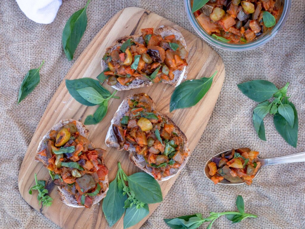 Une recette de Caponata, avec des aubergines, des câpres, des olives et du vinaigre ! La Caponata est un plat typique de Sicile, idéal pour un apéro sans gluten et végétalien.
Recette végétarienne, vegan.