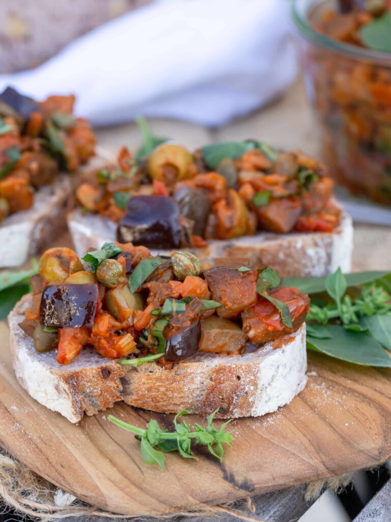 Une recette de Caponata, avec des aubergines, des câpres, des olives et du vinaigre ! La Caponata est un plat typique de Sicile, idéal pour un apéro sans gluten et végétalien.
Recette végétarienne, vegan.