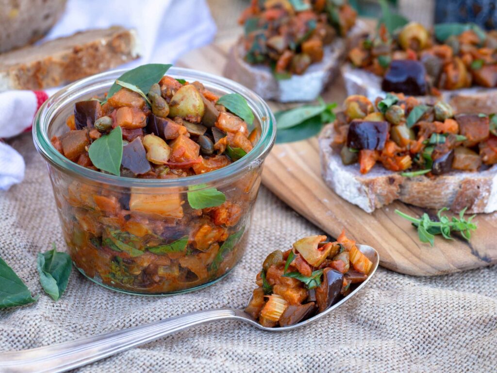 Une recette de Caponata, avec des aubergines, des câpres, des olives et du vinaigre ! La Caponata est un plat typique de Sicile, idéal pour un apéro sans gluten et végétalien.
Recette végétarienne, vegan.
