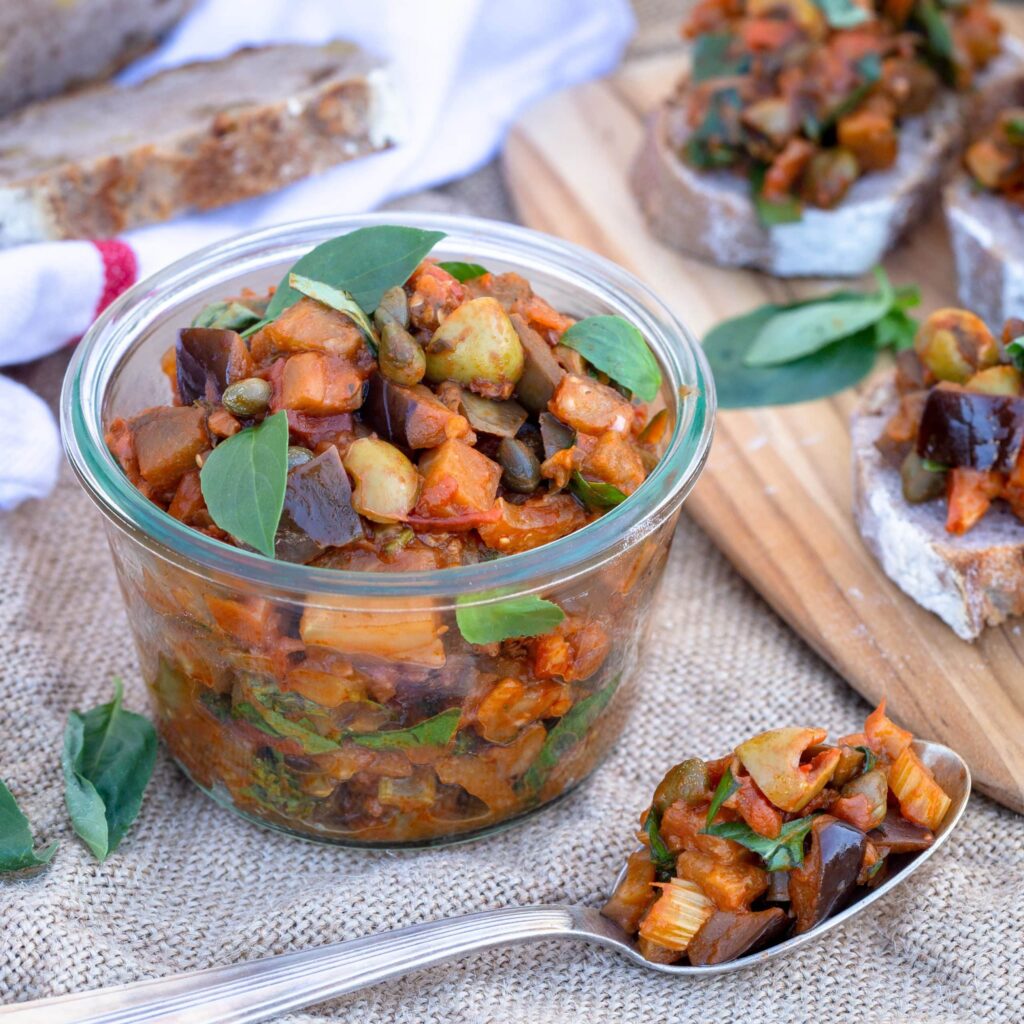 Une recette de Caponata, avec des aubergines, des câpres, des olives et du vinaigre ! La Caponata est un plat typique de Sicile, idéal pour un apéro sans gluten et végétalien.
Recette végétarienne, vegan.