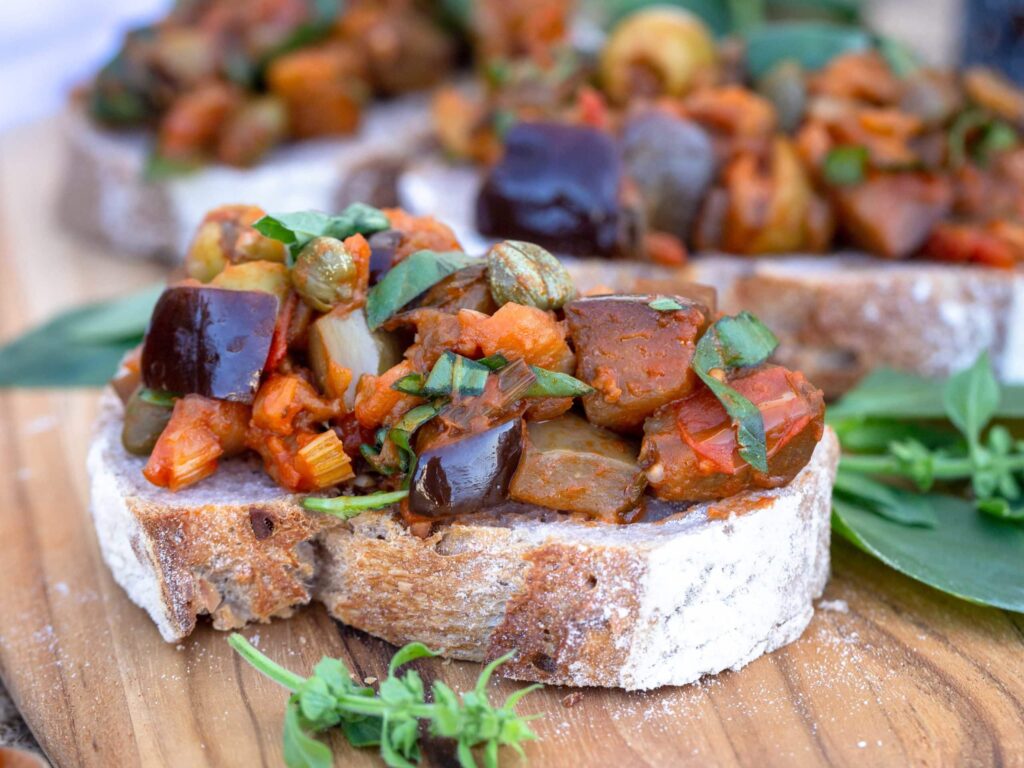 Une recette de Caponata, avec des aubergines, des câpres, des olives et du vinaigre ! La Caponata est un plat typique de Sicile, idéal pour un apéro sans gluten et végétalien.
Recette végétarienne, vegan.
