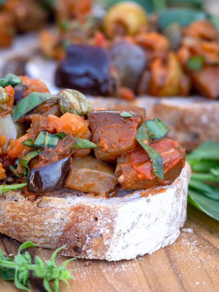 Une recette de Caponata, avec des aubergines, des câpres, des olives et du vinaigre ! La Caponata est un plat typique de Sicile, idéal pour un apéro sans gluten et végétalien.
Recette végétarienne, vegan.
