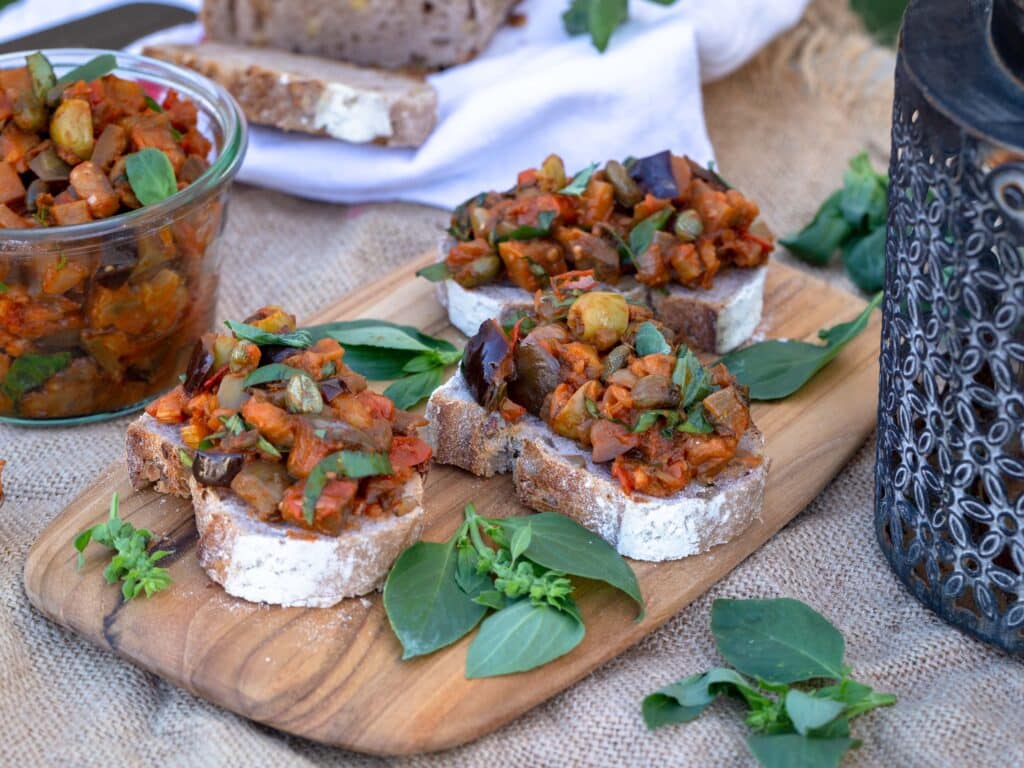 Une recette de Caponata, avec des aubergines, des câpres, des olives et du vinaigre ! La Caponata est un plat typique de Sicile, idéal pour un apéro sans gluten et végétalien.
Recette végétarienne, vegan.