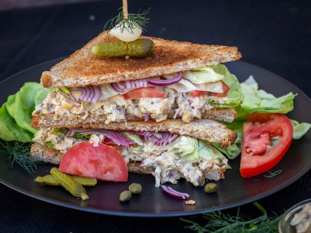 Une recette de club sandwich végétalien façon thon/mayo avec des pois chiches et de la véganaise !
Un petit délice végétarien 