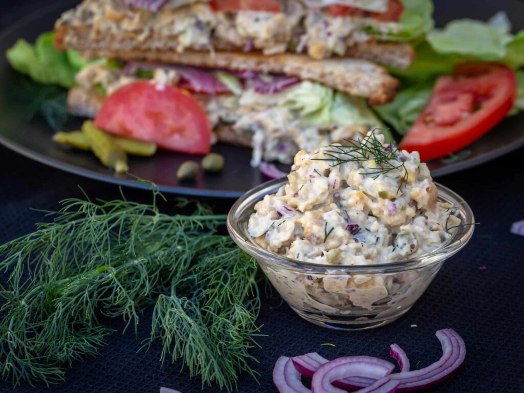 Une recette de Sandwich Vegan façon thon mayo avec des pois chiches et de la véganaise ! Un petit délice végétarien 