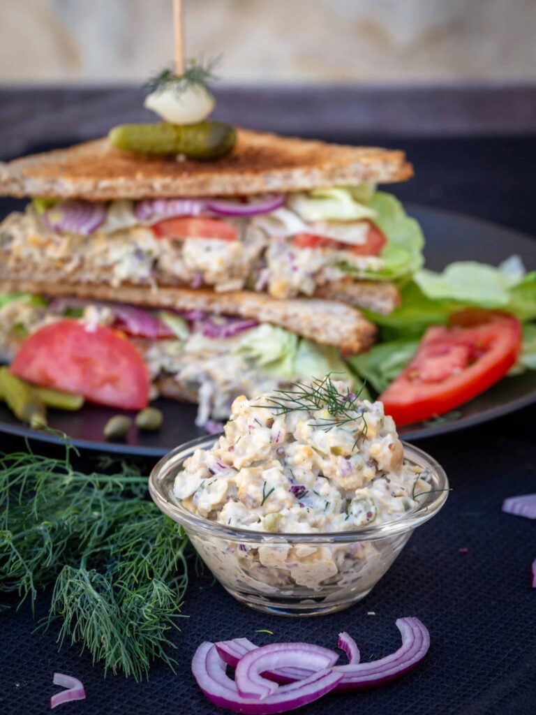 Une recette de Sandwich Vegan façon thon mayo avec des pois chiches et de la véganaise ! Un petit délice végétarien 