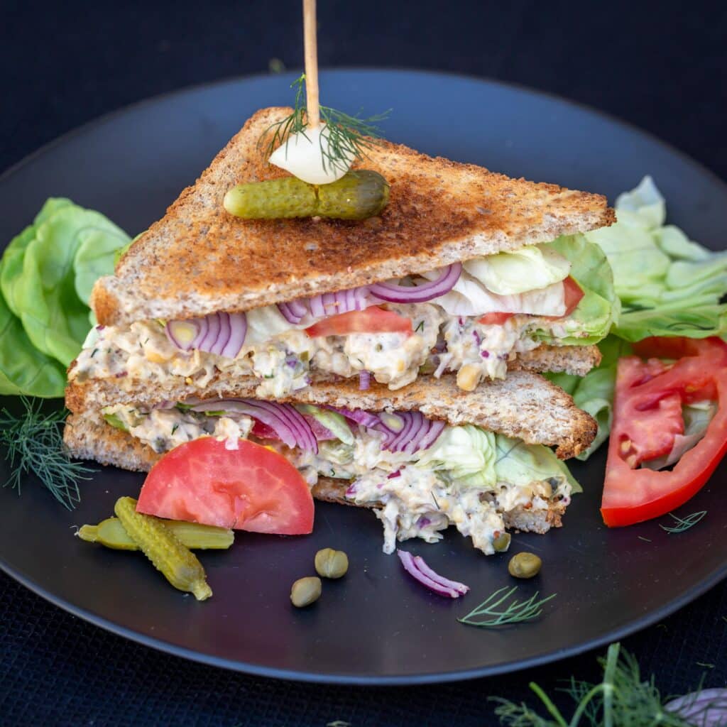 Une recette de Sandwich Vegan façon thon mayo avec des pois chiches et de la véganaise ! Un petit délice végétarien 