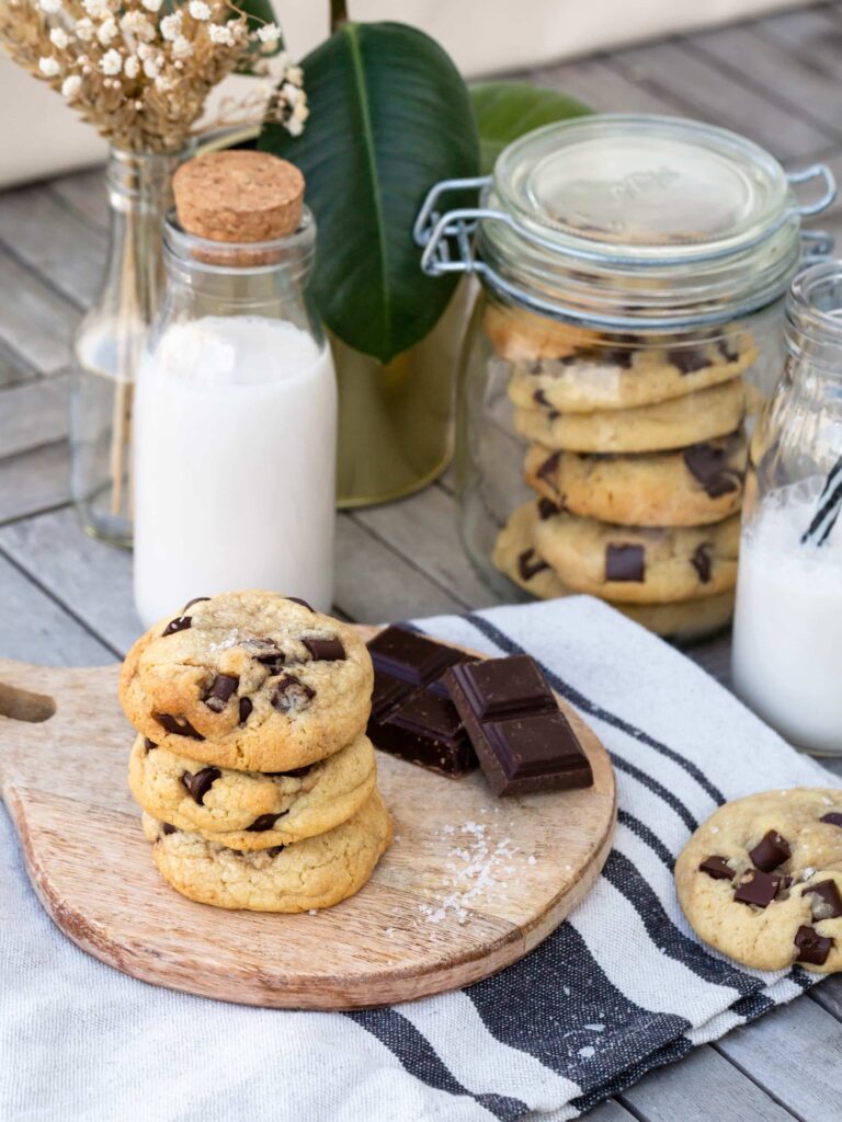 Des cookies bien épais, ultra épais avec des énormes morceaux de chocolat qui ne demandent qu’une seule chose : être trempés dans un bon verre de lait.